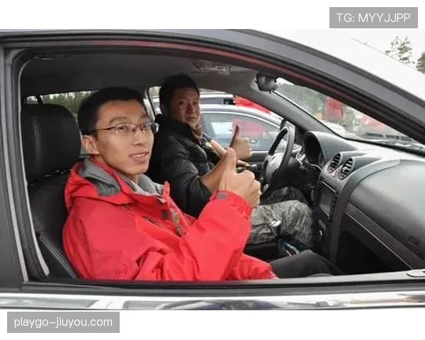 彭帅一现身就带着豪车队，普通人上班路都没这排面吧？